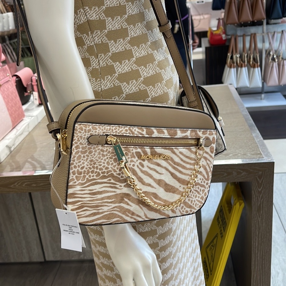 MICHAEL KORS JET SET LARGE EAST WEST ZIP POCKET CHAIN XBODY 
CAMEL
NWT - Picture 3 of 16